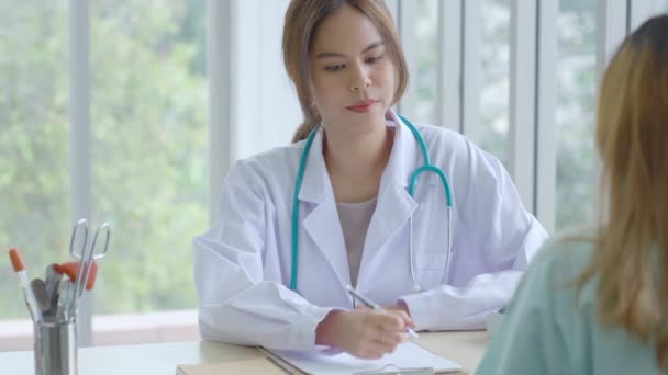 Улыбающаяся Азиатка Педиатр Дать Совет Пациентам Молодая Азия Женщина Врач — стоковое видео