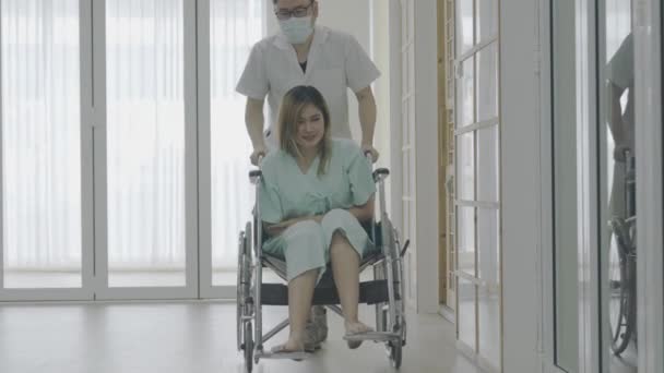 Jovem Asiático Homem Cuidador Enfermeira Cuidar Paciente Feminino Hospital Médico — Vídeo de Stock