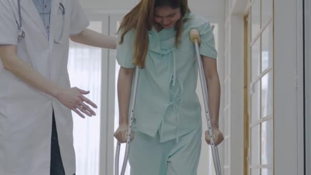 Młody Azjata Opiekun Pielęgniarka Dbać Kobieta Pacjenta Szpitalu Lekarz Pomoc — Wideo stockowe