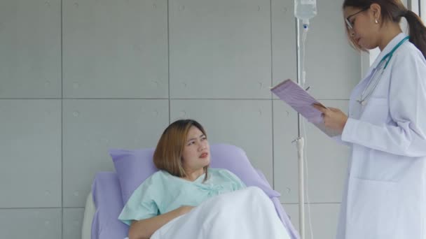 Pediatra Azjatycka Udziela Porad Pacjentom Młoda Azjatycka Lekarka Konsultuje Się — Wideo stockowe
