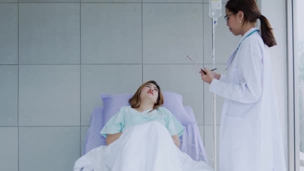 Asiatisk Kvinnlig Barnläkare Ger Råd Till Patienter Ung Asiatisk Kvinnlig — Stockvideo