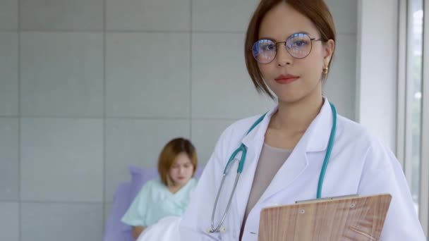 Smiling Asian Female Doctor Office Portrait Beautiful Mature Woman Doctor — Vídeo de stock