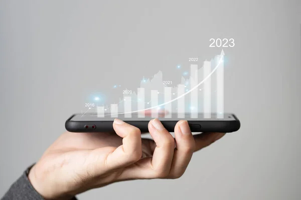 Şadamı Borsa Yatırımlarının Büyüdüğü Akıllı Telefonu Tutuyor 2023 Finansmanı Geçmişi Stok Resim