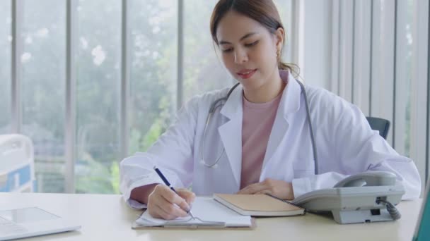 Smiling Asian Female Doctor Office Portrait Beautiful Mature Woman Doctor — Vídeo de Stock