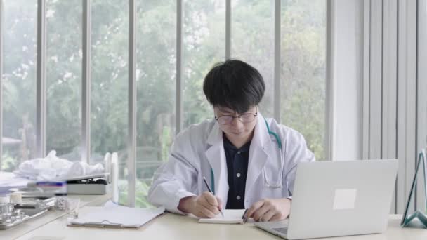 Asiatische Männliche Kinderärzte Beraten Patienten Junge Asiatische Männliche Ärzte Beraten — Stockvideo