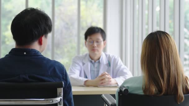 Smiling Asian Male Pediatrician Give Advice Patients Young Asia Male — Video