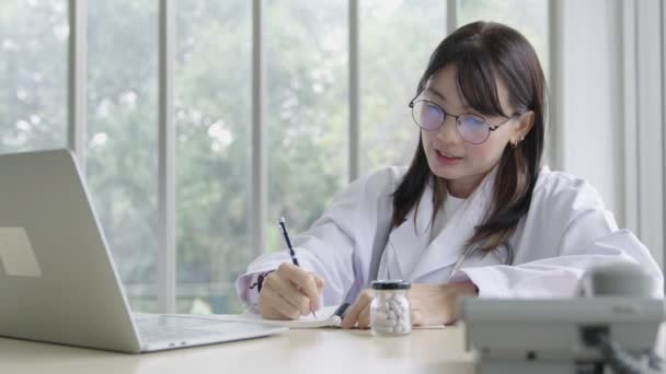 Asia Woman Doctor Consulting Patient Sickness Symptoms Online Video Call — Vídeo de stock