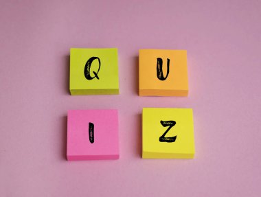 Pembe arkaplandaki sınav zamanı iletisi