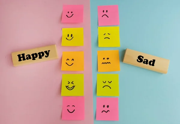 Muitas Notas Pegajosas Com Diferentes Emoções Felizes Tristes — Fotografia de Stock