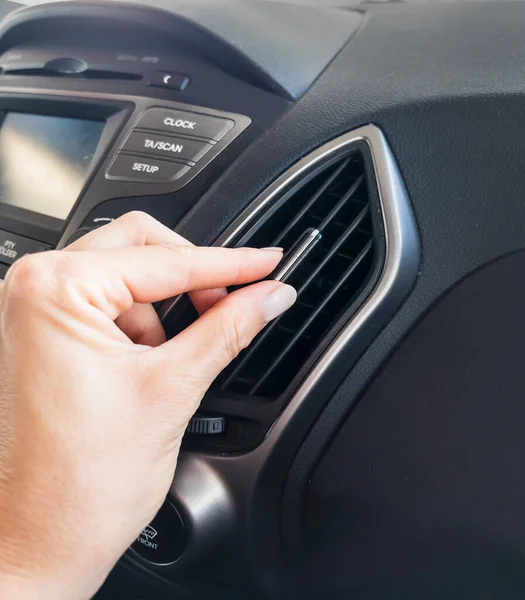 Vrouw Hand Aanpassen Van Airconditioning Auto — Stockfoto