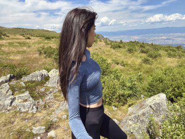 Güzel yaz dağındaki kadın. Vitoşa Dağı, Bulgaristan