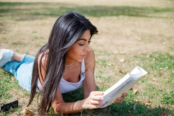 Жінка Читає Книгу Літньому Парку — стокове фото