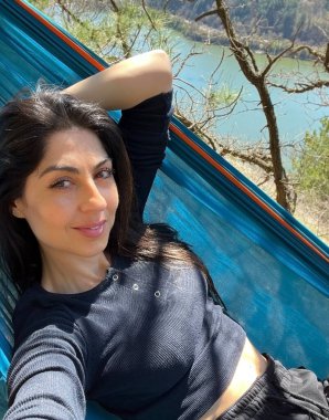 Yazın hamakta dinlenen güzel genç bir kadın.