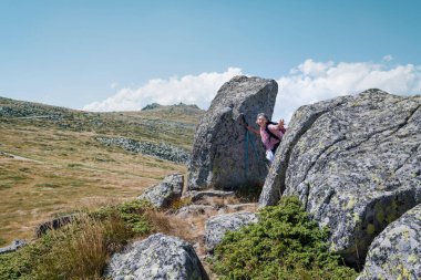 kadın dağ izi hiking