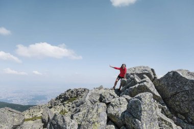 Genç adam büyük dağa tırmanıyor.