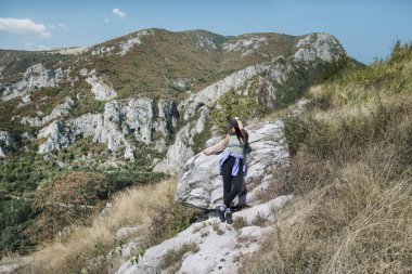 Yaz dağında, çarpıcı manzaralı bir kadın.