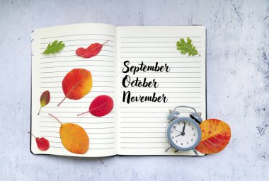 Eylül, Ekim, Kasım deftere sonbahar yapraklarıyla yazılmış