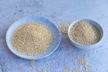 Tahta kaselerde beyaz kinoa tohumları