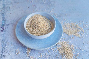 Tahta kaselerde beyaz kinoa tohumları