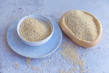 Tahta kaselerde beyaz kinoa tohumları