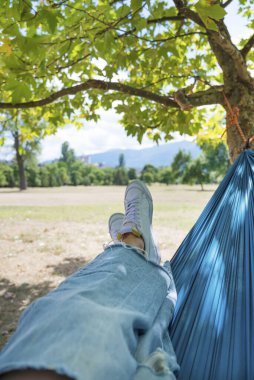 Yaz parkında hamakta kadın bacakları.