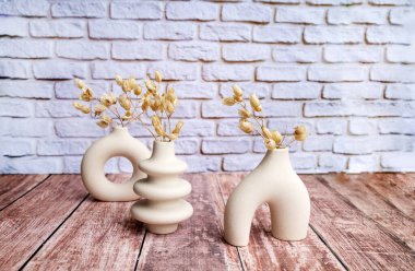 Çiçekli vazolar. İskandinav iç mimarisi