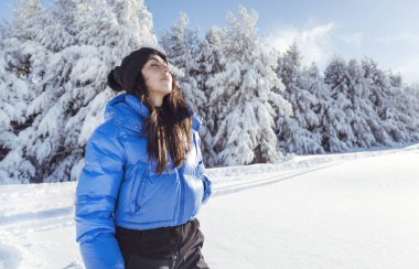 Sıcak mavi ceketli güzel bir kadın kış dağında yürüyor. Bulgaristan 'ın Vitosha kentinde.