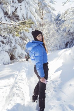 Sıcak mavi ceketli güzel bir kadın kış dağında yürüyor. Bulgaristan 'ın Vitosha kentinde.