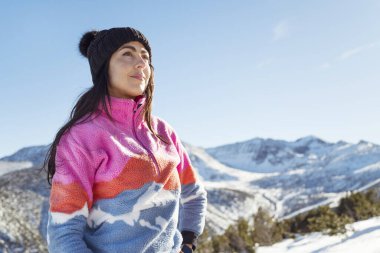 Kışın karlı dağda duran güzel kadın. Bulgaristan 'ın Rila kenti.