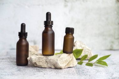 Damla kapaklı Amber Glass şişesi ve taş üstünde kozmetik ürün serumu. Güzellik konsepti