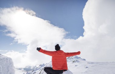 Bulgaristan 'ın başkenti Vitosha' da, kalın turuncu ceketli güzel bir kadın.