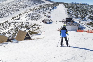 Bulgaristan 'ın Rila Dağı' ndaki güzel kış dağında kayak yapan bir adam. Borovets Tatil Köyü