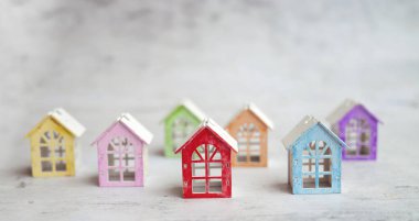 Renkli ahşap ev heykelcikleriyle emlak piyasası kavramı