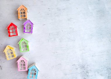 Renkli ahşap ev heykelcikleriyle emlak piyasası kavramı