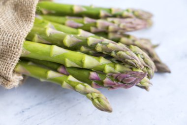 Ahşap arka planda yeşil kuşkonmaz