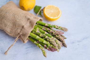 Ahşap arka planda yeşil kuşkonmaz