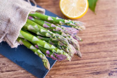 Ahşap arka planda yeşil kuşkonmaz