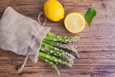 Ahşap arka planda yeşil kuşkonmaz