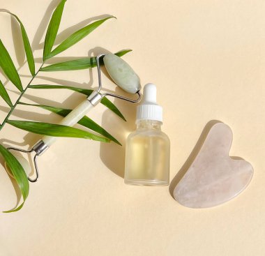 Yeşim silindir, gua sha ve yüz serumu