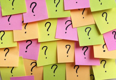 Soruları olan renkli yapışkan notlar 