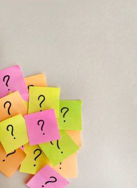 Soruları olan renkli yapışkan notlar 
