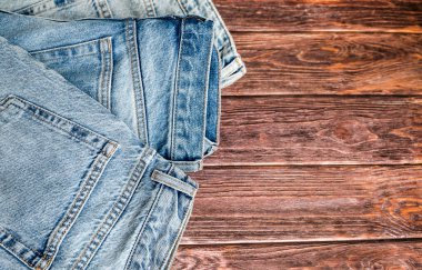 Mavi jeans kahverengi ahşap arka plan üzerinde