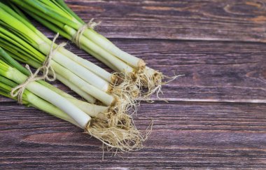 Tahta zemin üzerinde taze soğan