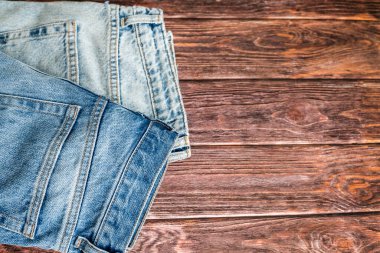 Mavi jeans kahverengi ahşap arka plan üzerinde