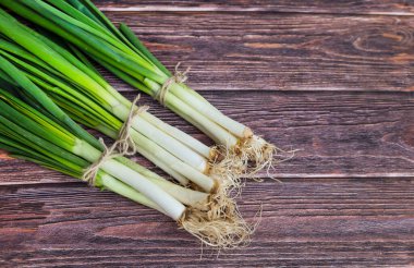 Tahta zemin üzerinde taze soğan