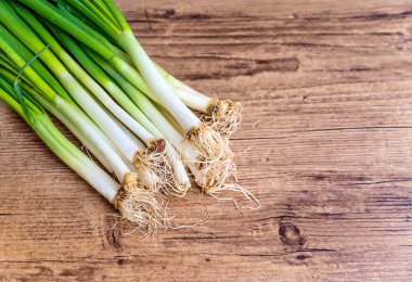 Tahta zemin üzerinde taze soğan