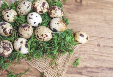 Ahşap arka planda bıldırcın yumurtaları