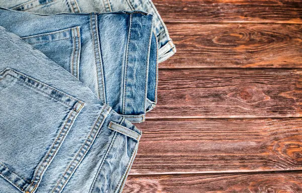 Mavi jeans kahverengi ahşap arka plan üzerinde