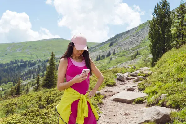 Mujer Joven Usando Teléfono Móvil Montaña Verano Mujer Usando Mapa Imagen de archivo
