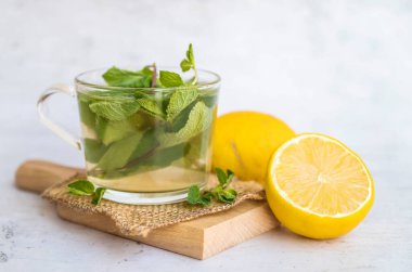 Naneli limonatalı cam bardak.